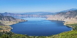 La laguna en Santa Rosa que está dentro del cráter de un volcán extinto
