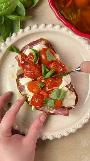 Creamy burrata, jammy garlic-roasted tomatoes, spicy capocollo, and a drizzle you’ll want on everything. Perfect for breakfast, easy lunch or relaxed dinner. Plus, prep-ahead friendly! Recipe is in the first comment ⬇️ | katerynascafe
