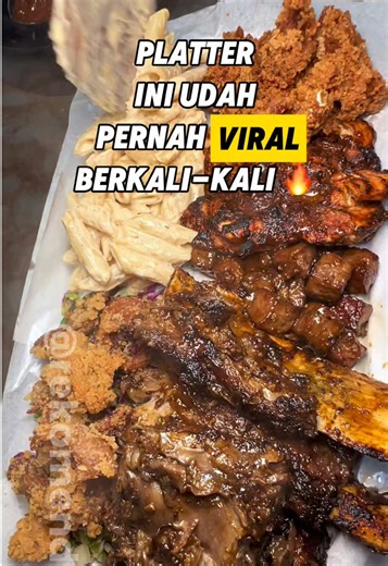 [Save & Share dulu buat nanti] Platter mereka udah berkali-kali viral nih. Tapi emang seniat itusih, ownernya juga masih sering dateng dan dengerin konsumen. Isian platternya seru sih, dari segi tekstur dan rasanya lengkap. Terus yang paling baru sekarang mereka ada iga juga. Empuk banget 👌🏻 pilihan saus juga banyak Gas cobain! 📍: Lokasi di akhir video Follow for more ya ‼️ @rekomendan @rekomendan @rekomendan #kulinerjaksel #kulinerviral #gillnetgrill
