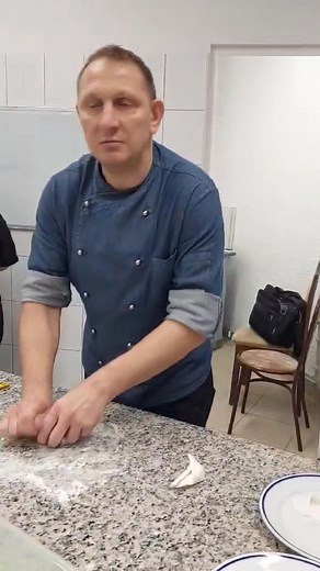 Cukor cipő készítése. Tragant recept: 10 g porzselatin 60 g hideg víz 600 g porcukor A zselatint hideg vízbe áztatjuk. Hagyjuk állni 5 percig, majd olvasszuk mikróban fél percig, és gyúrjuk össze a porcukorral. Azonnal dolgozhatunk vele. | Farkas Vilmos sütödéje