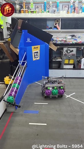 🕵️ [THE DECODE PLAYBOOK #04] | TỐI ƯU HÓA TỰ ĐỘNG VỚI CƠ CHẾ PHÂN LOẠI CỦA LIGHTNING BOLTZ - #5954 Chào mừng các bạn quay trở lại với The Decode Playbook – series "giải mã" các cơ chế robot ấn tượng mùa giải này do LIT STEM CLUB thực hiện. Trong tập 4 hôm nay, chúng ta sẽ cùng phân tích một thiết kế vô cùng độc đáo đến từ đội Lightning Boltz - #5954. Điểm đặc biệt khiến robot này trở nên đáng gờm nằm ở tư duy chia tách hệ thống thu thập (intake) riêng biệt: Hệ thống kép (Dual Intake System): Ro