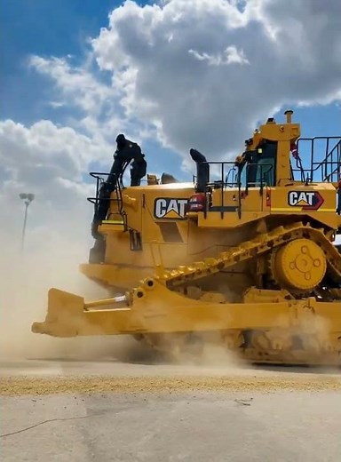 🚜 Caterpillar D11 – Built for Maximum ProductivityPowered by a Cat C32B engine producing 850 HP