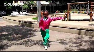 Passista mirim da Mangueira mostra samba no pé