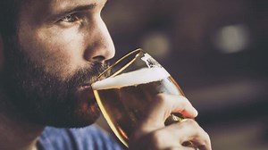Beber cerveja pode ser um fator de risco para contrair covid-19