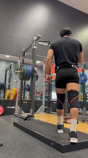 Jake 🌉 on Instagram: "Doing legs as usual . . . #gym #explorepage #fitness #bodybuilding #powerlifting #motivation #squat"