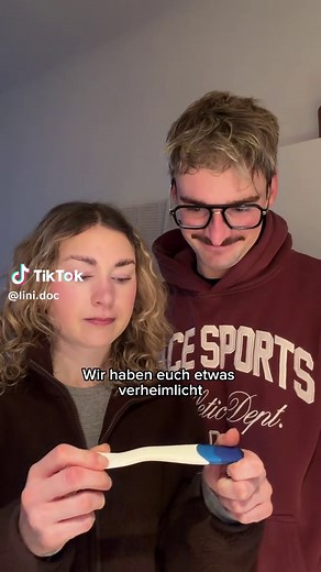 Wir haben euch nicht alles erzählt 🩷⬇️ Eigentlich wäre ich vor zwei Wochen im OP gewesen. Bauchspiegelung. Eileiterspülung. Vaginalseptum-OP. Die Voraussetzung für unsere weitere Kinderwunschbehandlung. Wir haben gesagt, wir hätten verschoben, weil ich noch Bedenkzeit brauche. Und ja, das stimmt auch. Aber eben nicht ganz. Denn zum allerersten Mal seit Langem hatte ich einen nachweisbaren Eisprung. Und plötzlich war da dieser Gedanke: Was, wenn mein Körper es vielleicht doch kann? Also haben wi