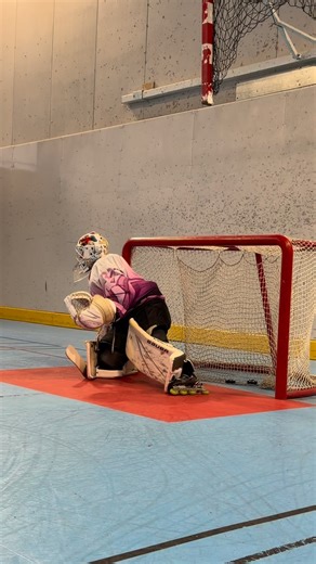 Travail de couverture du poteau en RVH tir dans l’angle opposé 🔥🥅 Mise en situation one timer avec lecture rapide du jeu Objectif goalkeeper : arrêt mitaine en extension complète 🧤💥 #hockey #inlinehockey #hockeygoalie #roller #goalie | Our Zone Hockey Goalies