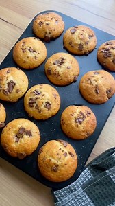 Recette de Cupcakes Facile Rapide et Délicieuse oIngredients 2 oeufs 180g de sucre 100ml dhuile de tournesol 100ml de lait Extrait de vanille 250g de farine 1 sachet de levure chimique 100g de morceaux de chocolat Cuisson 15min maximum a 200 degres goutertime #recettefacile #recette #viralreels #fbreels #trendingreels #recetterapide #recettesimple #cuisinemaison #cuisinefacile #recettemaison #recettedujour #reelsvideoシ #reelsviralシ #virals #fypシ #reelsfood #recettegourmande #recetteexpress #pour