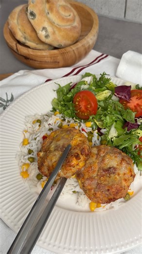 RECEPTY | RECENZE | NAKUPY | PRAHA on Instagram: "Kuřecí karbanátky 🥪 Ingredience: • Kuřecí maso – prsa nebo stehna bez kosti, 800 g • Sýr – 120 g • Vejce – 2 ks • Kukuřice – 100 g • Kukuřičná strouhanka – 100 g • Hořčice – 2 lžičky • Sůl, pepř – dle chuti • Sušený česnek – 1 lžíce • Mouka – 2 lžíce Postup: Všechny ingredience dobře zamícháme. Vytvoříme karbonátky podle toho, jak chceme. Pak je můžeme dát do mrazáku a vakuovat. Je to opravdu praktické! #receptyodreginy #praha #recepty #jidlo #r