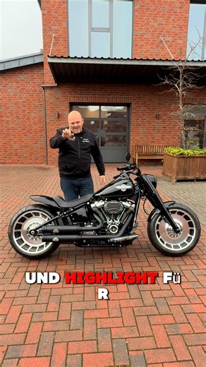 Börjes American Bikes on Instagram: "🏍️ Harley-Davidson FLFBS Fat Boy 114 📅 EZ: 12/2024 | 📌 Standort: Augustfehn 📏 Neufahrzeug 🎨 Farbe: Schwarz 💶 Preis: 47.960 € 🔥 Die Dampfwalze mit Stil. Die Fat Boy 114 bringt pure Kraft auf die Straße – mit edlem Satin-Chrom-Finish, massiver Präsenz und einzigartigem Umbau. Wer auffallen will, fährt genau das. 🖤💪 Serienausstattung: 💪 Milwaukee-Eight 114 💡 LED-Scheinwerfer im typischen Fat-Boy-Stil 🛞 Softail-Rahmen mit High-Performance-Fahrwerk 🧍 