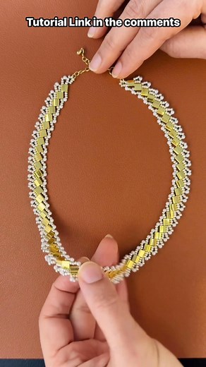 FREE TUTORIAL LINK IN THE COMMENTS . Subscribe Sonysree Creations & Beadicted Girl YouTube Channels on YOUTUBE #earrings #necklace #bracelet #beadedbracelet #sonysreecreations #howto #beading #youtubetutorial #diy #beadedjewelry | Sonysree Creations