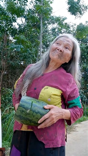 Homeless old man saves little girl’s life with a watermelon 🍉👴❤️👧#homeless #trending #shorts#vairal