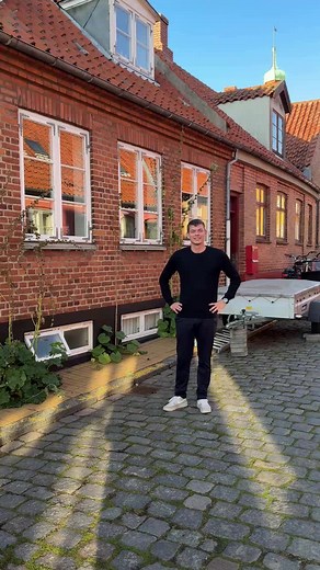 🏡 SKØNT BYHUS MED HISTORIE, SJÆL OG SOLRIG HAVE ☀️ Drømmer du om toppede brosten, stokroser og hyggelige stræder i Rønnes gamle bydel? Så må du opleve dette pænt renoverede og indflytningsklare byhus – et sandt fund for dig, der ønsker charme og kvalitet i ét! ✨ Her får du: 🔸 134 m² veldisponeret bolig fuld kælder på 76 m² 🔸 Stor opholdsstue med brændeovn og smukke trægulve 🔸 Dejligt køkken og spisestue med udgang til overdækket terrasse 🔸 Fire gode værelser og to badeværelser 🔸 Skøn, ugen
