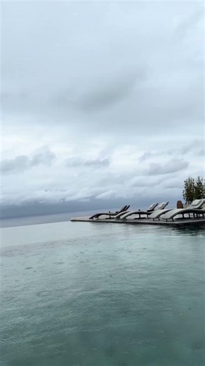 静寂の沖縄・古宇利島。One Suite THE GRAND のインフィニティプール | Moody Infinity Pool at Kouri Island, Okinawa