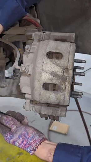 gmc front brake pads changeand rotor resurface #automotive #usa #mechanic #facebookreelsviral #1millionviews #mechanic #automotive #fypシ゚viral | Fact Check