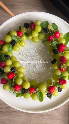 Esther | Healthy Recipes | Meal Prep on Instagram: "Christmas Fruit Wreath! 🎄 🎅🏻 🌿 🍓 This holiday appetizer idea is ready in 5 mins and it’s SO cute! It’s also something you can bring that suits ALL the special dietary restrictions and preferences. (Minus keto of course but it’s gluten free vegan dairy free refined sugar free you get the point! 😜) This was my mom’s idea and we had so much fun making it at the last minute. You’ll need: 🎄 2 lbs grapes (1 medium bag) 🎄 1/2 bunch fresh mint 