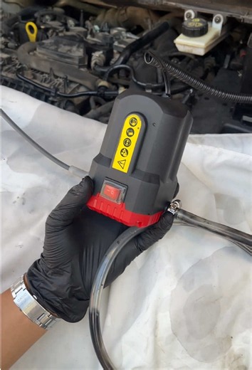 ¿Por qué meterse debajo del vehículo cuando puede extraer el líquido a través del tubo de la varilla de nivel? Este extractor de 12 V y 80 W hace que los cambios de aceite y líquidos sean más fáciles y limpios. Bomba extractora de aceite de 12 V y 80 W, bomba eléctrica para cambio de aceite, extractor de aceite por varilla, bomba de transferencia de líquidos, bomba de vaciado de diésel.#MejoraDeHerramientas #CambioDeAceite #ReparaciónAutomotriz #HerramientasDeMecánico #BricolajeAutomotriz