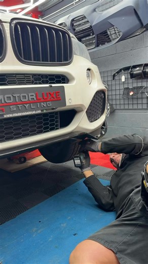 BMW X5 F15 in for the full gloss black Bodykit — and the difference is instant. Kit includes: • Front splitter • Side skirts • Rear diffuser • Spoiler • Grille • Mirror covers • Wing vent trims Finished in gloss black from front to back. | MotorLuxe Styling