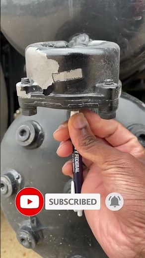 Here’s HOW to manually DRAIN AIR TANKS ON 2023 Freightliner Cascadia! 👀😲#trucking #truckdriver