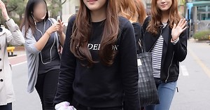 Apink's Son Naeun starts hot fashion trend in Korea with Adidas leggings