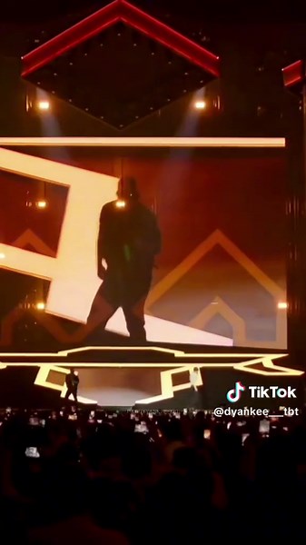 Daddy Yankee y Rauw Alejandro en 'Salgo pa' la calle'