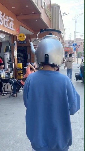Creative Kettle Helmet: A Fun Urban Adventure