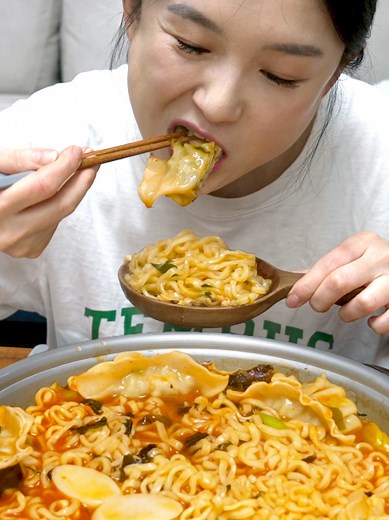 라면과 만두로 간편하게 3인분 만들기