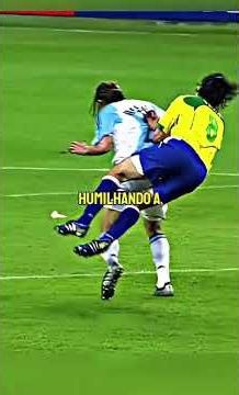 THE TIME RONALDINHO HUMILIATED ARGENTINA AND ENDED UP LIFTING THE TROPHY
