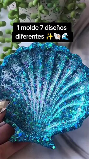 ¿Sigues pensando que necesitas muchos moldes para vender más? En este video te demuestro cómo con un solo molde puedes crear múltiples diseños, estilos y combinaciones que parecen piezas totalmente diferentes. Te comparto tips estratégicos para variar colores, jugar con efectos, agregar detalles que aumentan el valor percibido y hacer que cada creación se vea única sin gastar más dinero en materiales. Si quieres emprender en resina de forma inteligente y rentable, este video es para ti Porque no