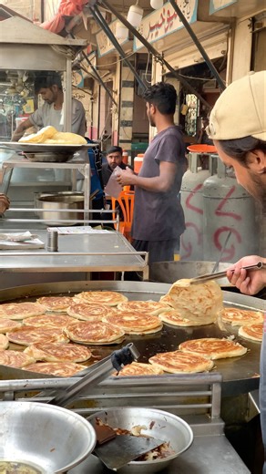 Pakistani paratha #parathareceipe#paratha#pakistanifood#parathareceipe#streetfood#shorts #paratha