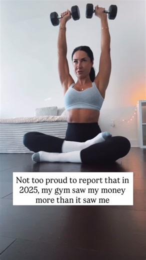 Who paid for an expensive gym membership in 2025 and never went? When the days are short and cold, getting to a gym becomes a project. You finish work, it’s dark, it’s freezing, you deal with traffic, coats, and parking garages. By the time you get there, the mental energy is already gone. Convenience wins, every single time. That is why I lift at home or in my apartment gym. My building has a small gym on the third floor, and many days I train right inside my apartment. No commute. No packing b