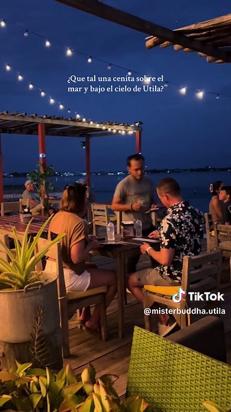 Cenita sobre el mar en Utila, Honduras
