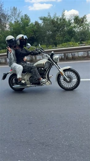 🔥 Bakal Tiba – CYCLONE Yomi 125 🔥 💰 Anggaran Harga: Bawah RM 7,000 ✨ Cruiser CVT Pertama di Malaysia ✨ Gaya moden, ringan dan praktikal — skuter harian dengan ciri premium pada harga mampu milik. ✅ Enjin 123.7cc CVT – lancar & jimat minyak ✅ Start elektrik penuh transmisi automatik CVT ✅ ABS dua saluran untuk keselamatan maksimum ✅ Brek cakera depan & belakang ✅ Meter LCD digital ✅ Tempat duduk kulit (ketinggian 650mm) ✅ Penyerap hentakan belakang berkembar dengan beg udara ✅ Ekzos senyap ✅ T