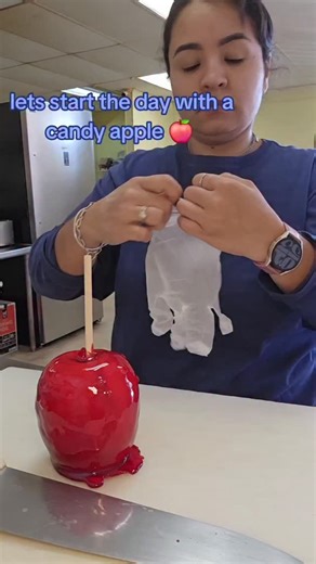 Sebastian's Snack Shack on Instagram: "Happy Tuesday ✨️ 😊 Come and get yourself a delicious candy apple 🍎 Tamarindo apple, Dubai chocolate bars and strawberries available 😋 Caramel apples available ✨️✨️ Open Till 9 #sebastiansnackshack #candyapples #dubaichocolate #candyapples"