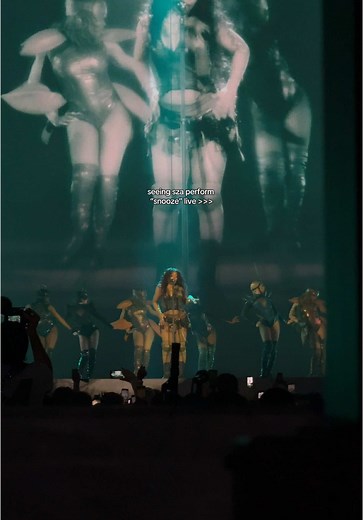 SZA Captivates with Live Performance of 'Snooze'