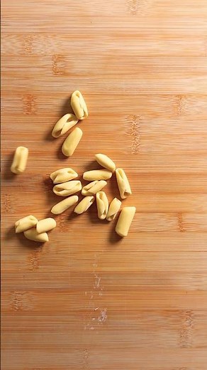 How to hand-shape Cavatelli pasta at home (No tools needed!) 👇