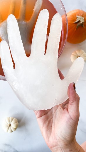 Dead Man’s Hands (Ice Cubes)👋🏼🧟‍♂️ If you’re looking to spookify your Halloween party punch, grab some food-safe, latex-free gloves and add water to each then pop in the freezer until solid. Add them to your punch for an easy spooky look right as guests are arriving to keep your punch chilled! For an extra fun touch, top the punch bowl with dried ice! You can add edible glitter, edible flowers & citrus, spooky plastic spiders to them or just freeze whatever you’re planning to make your spooky