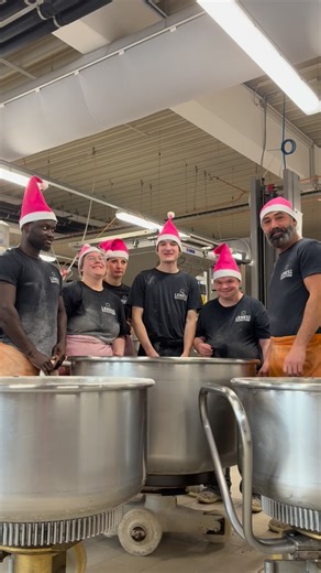 LENES BIO BACKSTUBE 🩷🧡🩷 on Instagram: "Wir wünschen Euch wunderschöne und genussvolle Weihnachten!!!🩷🧡🩷 Euer Backstuben-Team🩷🧡 #echteshandwerk #lenesbiobackstube #biobäckerei #wirliebenwaswirtun #weihnachtswünsche"