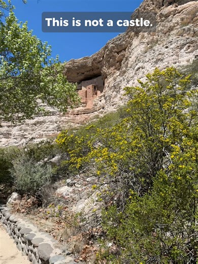Montezuma Castle is not a castle, but one of the best-preserved cliff dwellings in Arizona. It’s an easy stop—less than an hour— but it quietly explains how people lived here for centuries. Search “Montezuma Castle” on my site. Link in bio. #MontezumaCastle #ArizonaRoadTrip #CliffDwelling #NativeAmericanHistory #travelhackfun #時空旅人札記 | 時空旅人札記 travelhackfun