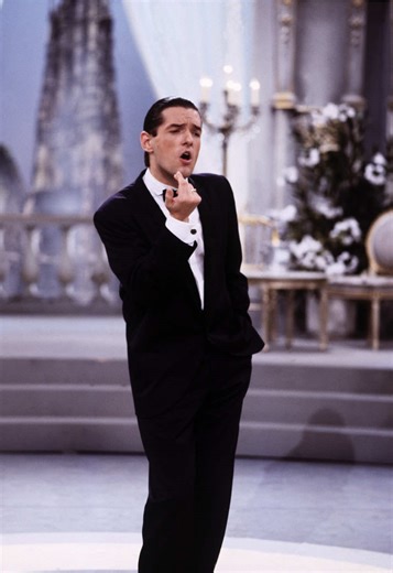 Un 10 de mayo de 1986 pasó algo que nadie veía venir 🎧 El austriaco Falco llevó Rock Me Amadeus al número 1 en Reino Unido… y ya había hecho historia en Estados Unidos. Sí, una canción en alemán, inspirada en Wolfgang Amadeus Mozart, mezclando rap, pop y estética ochentera, terminó dominando el mundo 🌍 Lo que parecía un experimento raro se convirtió en un fenómeno global que rompió reglas: idioma, estilo y hasta la forma de entender el pop en los 80. Hoy, décadas después, sigue siendo prueba d