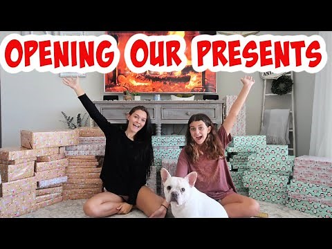 CHRISTMAS MORNING 2020! OPENING OUR PRESENTS! WHAT I GOT FOR CHRISTMAS! EMMA AND ELLIE