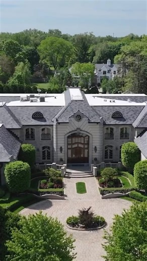 Chicago’s skyline may dazzle, but it’s the residential streets that reveal the city’s true architectural soul. ✨ In the wake of the Great Fire, Chicago reinvented itself as a blank canvas—welcoming the most forward-thinking minds in design. The result? A living archive of ambition and innovation, where Victorian row houses, Beaux-Arts mansions, Art Deco gems, and sleek contemporary builds often share the same block. In some neighborhoods, sprawling modern homes now stand where two or three small