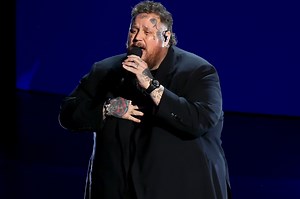 Jelly Roll performs emotional tribute to stars lost in 2024
