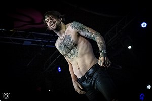 Beartooth sort ATTN. en compagnie de The Surface (Deluxe Edition)