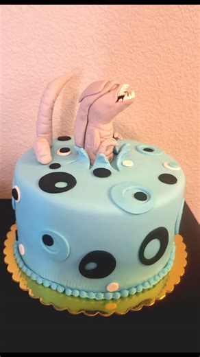 Las Vegas Custom Cakes on Instagram: "Alien custom cake. #cake #lasvegas #partytime #alien#birthday"