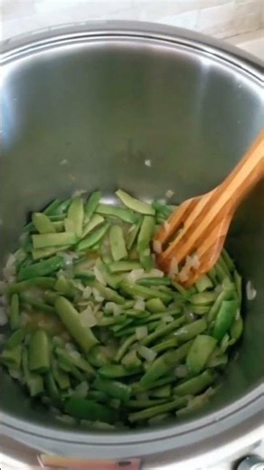 Stirfrying Italian Flat Bean #green #vegetables #cooking