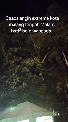 Cuaca angin extreme kota malamg tengah malam..dan kota Batu juga sama cuacanya ngeri... angin dan dingin... hati hati bolo.. jauh pohon pohon besar... #malang24jam #malamg #batu