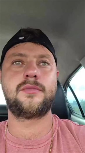 Bebê nasce em carro e pai faz o parto durante deslocamento de Leoberto Leal a Ituporanga A pequena Cecília, filha de Bruno Marian e Alessandra de Abreu nasceu dentro do carro, logo após o trecho conhecido como “Sobe e Desce”, em Leoberto Leal. O próprio pai fez o parto. De acordo com o relato do pai, a menina tinha pressa para nascer desde os sete meses, mas, na virada de lua que fechava as 40 semanas de gestação foi quando aconteceu o parto. 📻 Confira a história completa em sintonia.fm.br | Rá