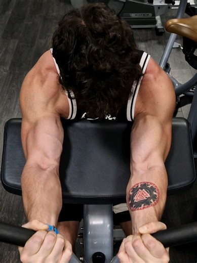 ARM DAY - Biceps curl sur machine au max à 72kg!💪🏻😎😛❤️ #gymboy #muscle #bigboy #biceps #aestheticboy