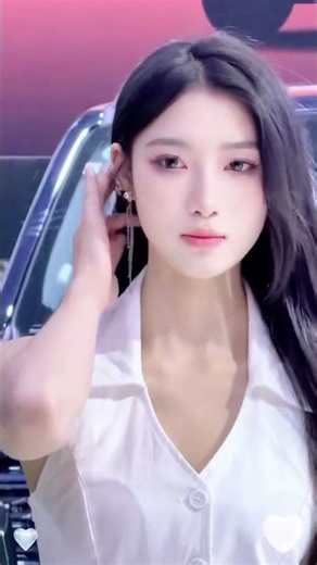 Xixi: The Charismatic Model at Changsha Auto Show - A Must-See! (不超过70字